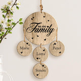 Gravierter Eichen Holzaufhänger mit 4 Namen und "We are Family"-Spruch – personalisiertes Geschenk von Love & Faith
