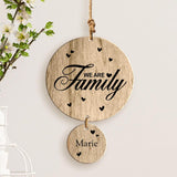 Gravierter Eichen Holzaufhänger mit Name und "We are Family"-Spruch – personalisiertes Geschenk von Love & Faith