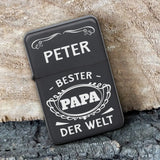 Graviertes schwarzes Benzinfeuerzeug mit Bester Papa der Welt und Namen als Geschenkidee zum Vatertag personalisiert von Love & Faith