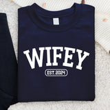 Wifey - Personalisierter Premium Sweater für Ehefrauen mit Initialen