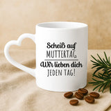 Weiße Tasse mit Herzhenkel und personalisiertem Namen – romantische Geschenkidee von Love & Faith