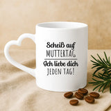 Weiße Tasse mit Herzhenkel und personalisiertem Namen – romantische Geschenkidee von Love & Faith