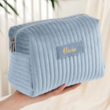 Himmelblaue Samtkosmetiktasche mit eigenem Namen in Gold personalisiert bedruckt von Love & Faith
