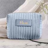Himmelblaue Samtkosmetiktasche mit eigenem Namen in Gold personalisiert bedruckt von Love & Faith