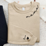 Beiger Pullover mit Mama Schriftzug und Kindernamen auf dem Ärmel - Personalisiertes Geschenk von Love & Faith
