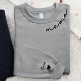 Grauer Pullover mit Mama Schriftzug und Kindernamen auf dem Ärmel - Personalisiertes Geschenk von Love & Faith