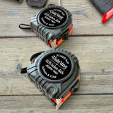 Metermaß mit Spruch "Scheiß auf Vatertag, wir lieben dich jeden Tag" zum Vatertag personalisiert gedruckt von Love & Faith