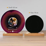 Holzaufsteller mit personalisiert bedruckter Acrylplatte in Schallplattenoptik mit Foto zum Muttertag 22,5cm Spotify Bibliothek Größenvergleich - gefertigt von Love & Faith