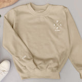 Sandfarbener Sweater für Papa mit Kindernamen personalisierte Geschenkidee zum Vatertag von Love & Faith