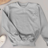 Anthrazit Pullover für Papa mit Kindernamen personalisierte Geschenkidee zum Vatertag von Love & Faith