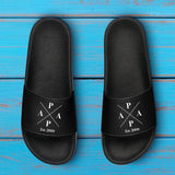 schwarze Badeschlappen für Männer mit personalisierbarem Druck für Papa mit Jahreszahl von Love & Faith