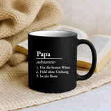 schwarze Tasse mit Papa Definition zum Vatertag personalisiert von Love & Faith