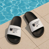 Personalisiertes Geschenk - schwarzweiße Badeschlappen mit persönlichem Spruch und Namen.png