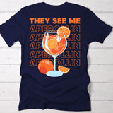 dunkelblaues Frauen T-Shirt Rückenprint mit "They see me aperolin" personalisiertesm Spruch als Sommer Geschenkidee von Love & Faith
