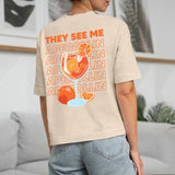 beiges Frauen T-Shirt Rückenprint mit "They see me aperolin" personalisiertesm Spruch als Sommer Geschenkidee von Love & Faith