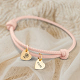 Personalisiertes PU-Lederarmband mit 2 gravierten Gold-Herz-Anhängern mit Geburtstag und Blume in altrosa - gefertigt von Love & Faith