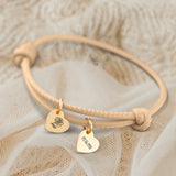 Personalisiertes PU-Lederarmband mit 2 gravierten Gold-Herz-Anhängern mit Geburtstag und Blume in Cappuccino - gefertigt von Love & Faith
