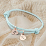 Personalisiertes PU-Lederarmband mit 2 gravierten RoséGold-Herz-Anhängern mit Geburtstag und Blume in Mint - gefertigt von Love & Faith