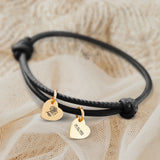 Personalisiertes PU-Lederarmband mit 2 gravierten Gold-Herz-Anhängern mit Geburtstag und Blume in Schwarz - gefertigt von Love & Faith