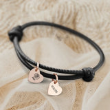 Personalisiertes PU-Lederarmband mit 2 gravierten RoséGold-Herz-Anhängern mit Geburtstag und Blume in Schwarz - gefertigt von Love & Faith