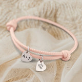 Personalisiertes PU-Lederarmband mit 2 gravierten Silber-Herz-Anhängern mit mit Initialen in altrosa - gefertigt von Love & Faith