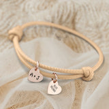 Personalisiertes PU-Lederarmband mit 2 gravierten RoséGold-Herz-Anhängern mit mit Initialen in Cappuccino - gefertigt von Love & Faith