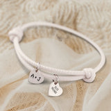 Personalisiertes PU-Lederarmband mit 2 gravierten Silber-Herz-Anhängern mit mit Initialen in Creme - gefertigt von Love & Faith