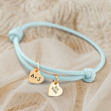 Personalisiertes PU-Lederarmband mit 2 gravierten Gold-Herz-Anhängern mit mit Initialen in Mint - gefertigt von Love & Faith