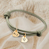 Personalisiertes PU-Lederarmband mit 2 gravierten Gold-Herz-Anhängern mit mit Initialen in Olivgrün - gefertigt von Love & Faith