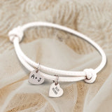 Personalisiertes PU-Lederarmband mit 2 gravierten Silber-Herz-Anhängern mit Initialen in Weiß - gefertigt von Love & Faith