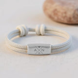 hellgraues Segeltau Armband mit persönlicher Namensgravur und Jahrestag von Love & Faith