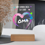 Aucrylaufsteller im Holzsockel mit mit personalisierten Namen als Handabdruck gedruckt von Love & Faith