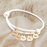 Weißes Lederarmband mit Gravur von Goldfarbenen Herzanhängern personalisierte Geschenkidee von Love & Faith