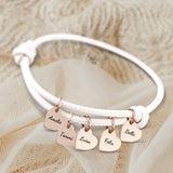 Weißes Lederarmband mit Gravur von Rosé-Goldfarbenen Herzanhängern personalisierte Geschenkidee von Love & Faith
