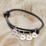 schwarzes Lederarmband mit Gravur von silber Herzanhängern personalisierte Geschenkidee von Love & Faith