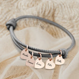 graues Lederarmband mit Gravur von rosé Herzanhängern personalisierte Geschenkidee von Love & Faith