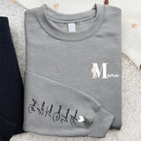 Grauer Sweater für Mama mit Kindernamen personalisierte Geschenkidee zum Muttertag von Love & Faith