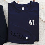Blauer Sweater für Mama mit Kindernamen personalisierte Geschenkidee zum Muttertag von Love & Faith