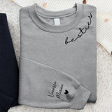 Grauer Pullover mit Mama Schriftzug und Kindernamen auf dem Ärmel - Personalisiertes Geschenk von Love & Faith