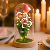 Ewige Tulpe mit Namen als Partnergeschenk in der Glaskuppel mit LED Licht personalisiert von Love & Faith