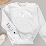 Weißer Pullover personalisiert mit Papa und Kindernamen gedruckt zum Vatertag von Love & Faith
