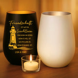 Graviertes Freundschafts-Windlicht aus Glas mit Leuchtturm und Namen von Love & Faith