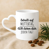 Weiße Tasse mit Herzhenkel und personalisiertem Namen – romantische Geschenkidee von Love & Faith