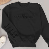 Schwarzer Pullover personalisiert mit Mamasaurus und Kindernamen mit Dinos gedruckt von Love & Faith