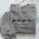 Grauer Pullover für Papa mit Kindernamen personalisiert von Love & Faith