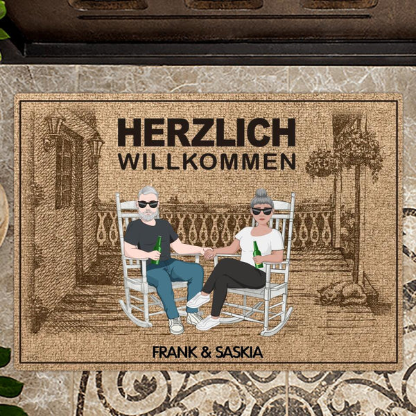 Personalisierte Fußmatte 70x50cm Herzlich willkommen - Paar sitzt auf Veranda - von Love & Faith