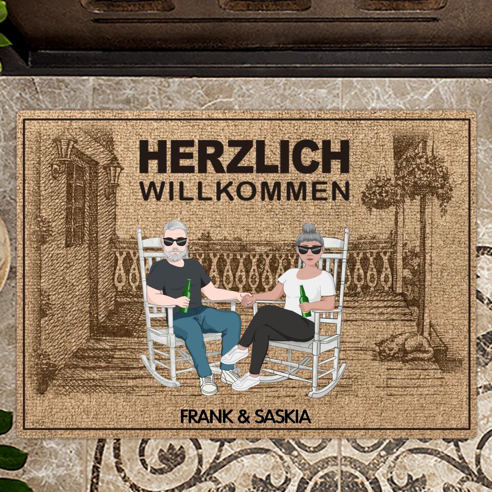 Personalisierte Fußmatte 70x50cm Herzlich willkommen - Paar sitzt auf Veranda - von Love & Faith