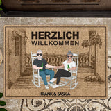 Personalisierte Fußmatte 70x50cm Herzlich willkommen - Paar sitzt auf Veranda - von Love & Faith