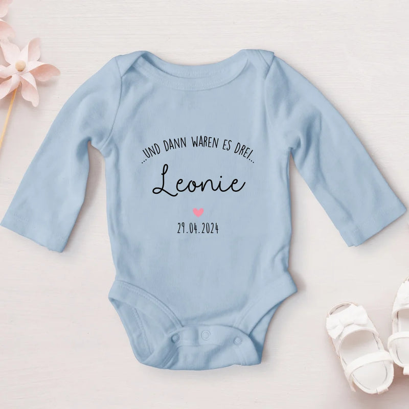 himmelblauer Langarm-Babybody personalisierbar - gefertigt von Love & Faith