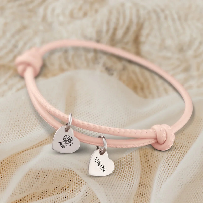 Personalisiertes PU-Lederarmband mit 2 gravierten Silber-Herz-Anhängern mit Geburtstag und Blume in altrosa - gefertigt von Love & Faith